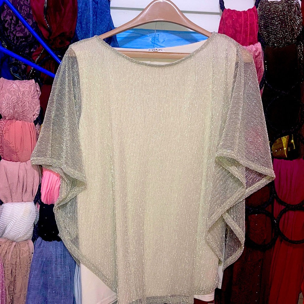 Elegant metallic thread top